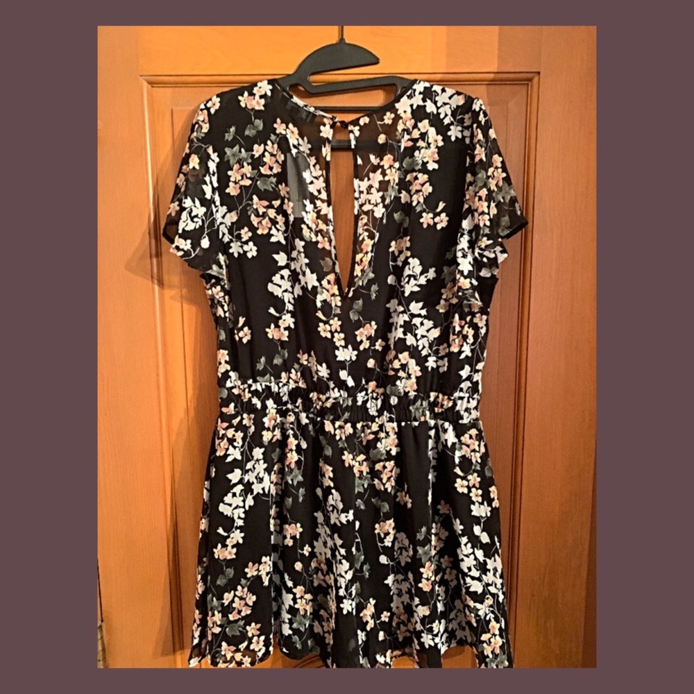NWT Floral Romper 💐 - Picture 3 of 3